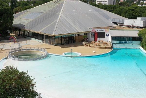 Vue aérienne de espace extérieur d'Aquatropic avec piscine et aire de jeux aquatiques.